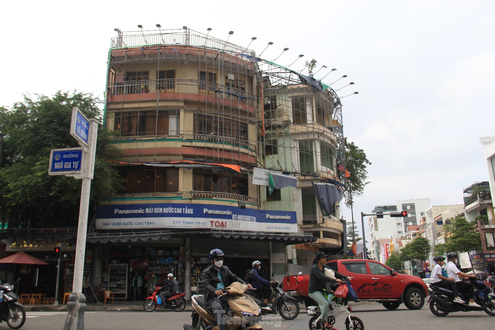 Gấp rút phá dỡ xác nhà, cải tạo cảnh quan quanh SVĐ Chi Lăng trước Tết ảnh 10