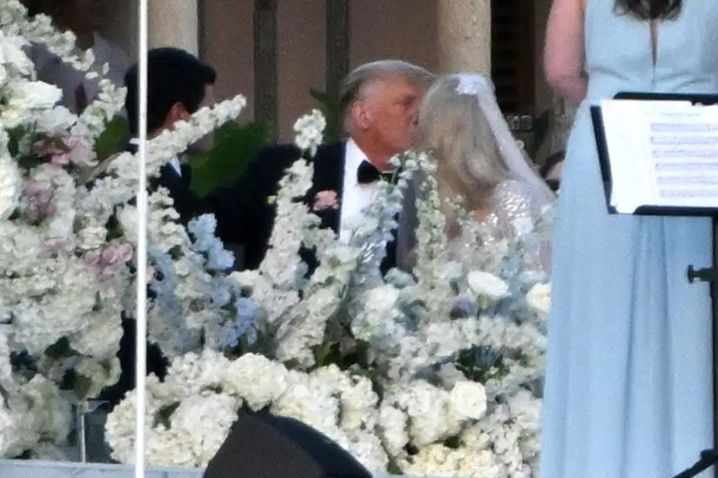 Ông Trump hôn má con gái út trong ngày trọng đại ảnh 3