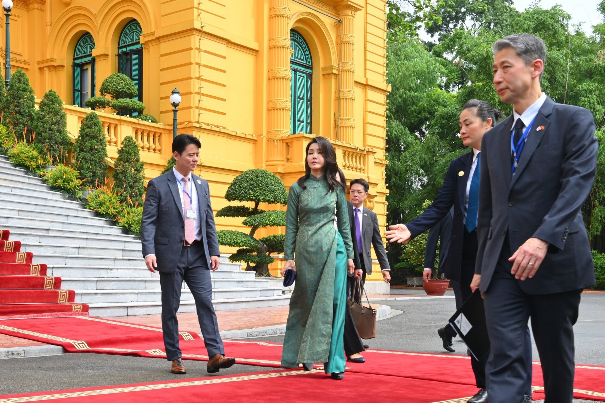 Đệ nhất Phu nhân Hàn Quốc diện áo dài trong chuyến thăm Việt Nam ảnh 2