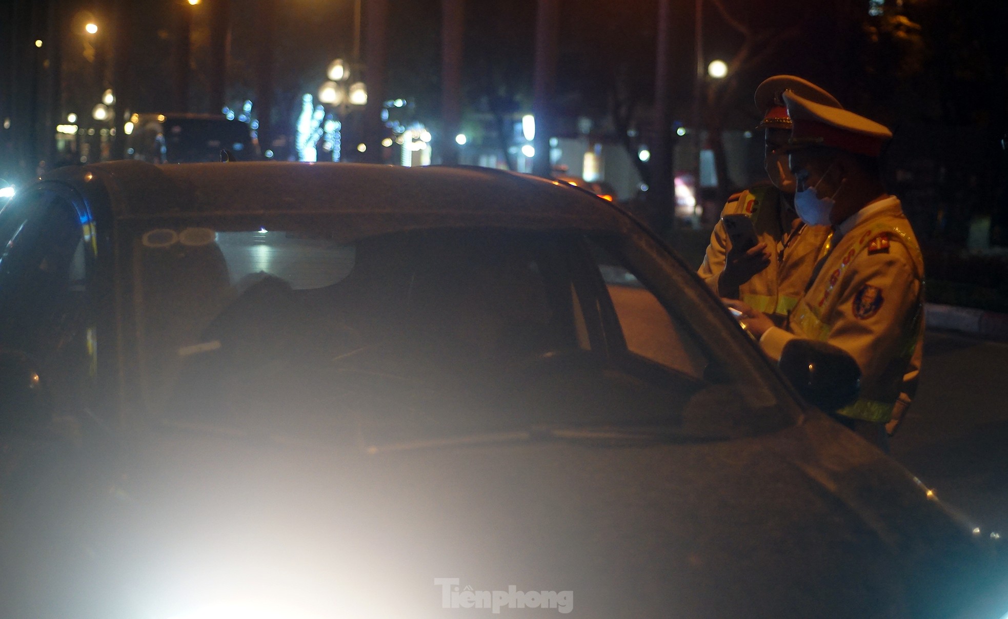 Cảnh sát hóa trang xử lý nồng độ cồn gần quán nhậu, nhiều tài xế ô tô bị phạt ảnh 6