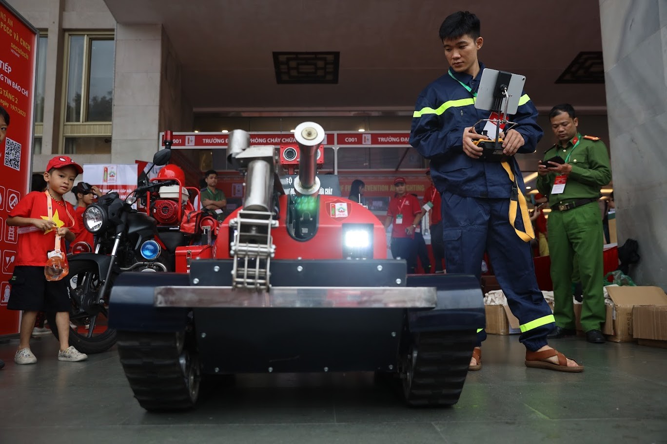 Cận cảnh thiết bị chữa cháy, cứu hộ hiện đại tại triển lãm lớn nhất từ trước tới nay ảnh 11