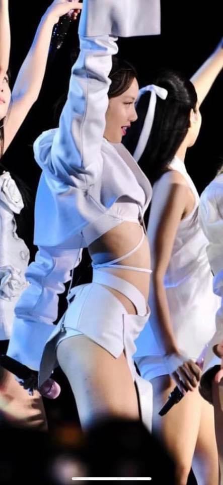 Vì sao Lisa (BlackPink) diễn ở CLB thoát y? ảnh 3