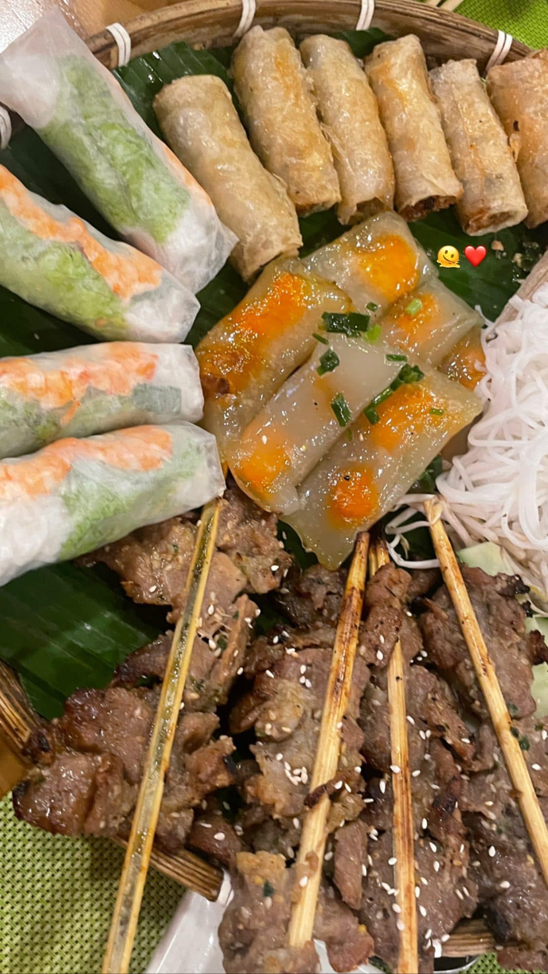 Hàng chục sao Hàn đổ bộ sân bay Tân Sơn Nhất ảnh 10