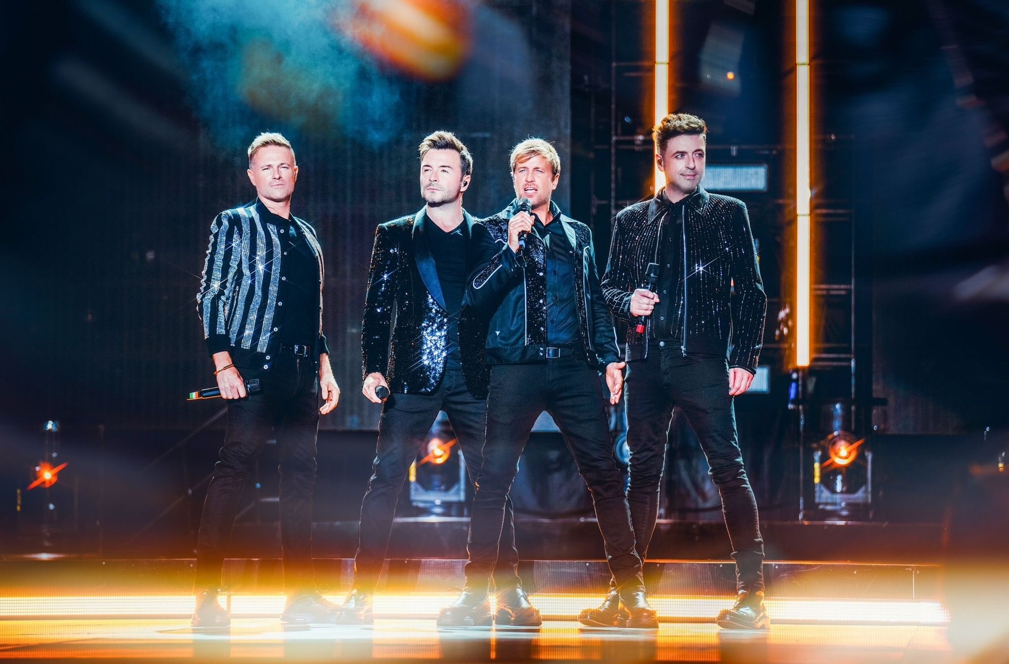 Vé chợ đen xem Westlife tại TPHCM cao 'cắt cổ' ảnh 1