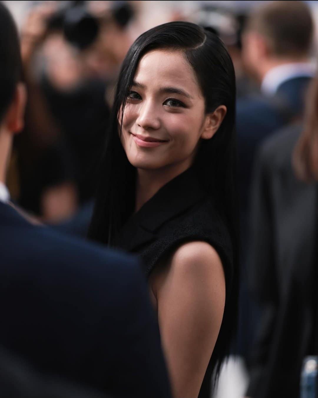 Ảnh không qua chỉnh sửa gây tranh luận giữa Jisoo (BlackPink) và Địch Lệ Nhiệt Ba ảnh 7
