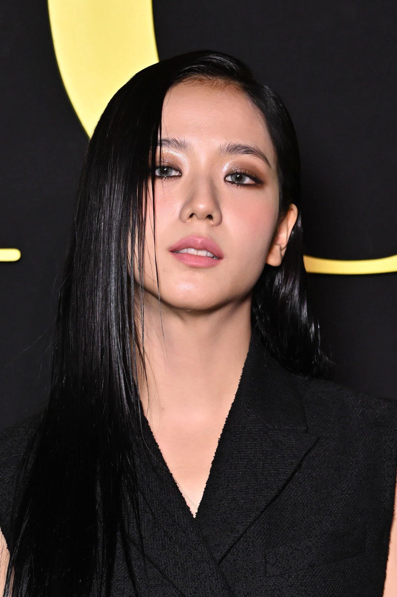 Ảnh không qua chỉnh sửa gây tranh luận giữa Jisoo (BlackPink) và Địch Lệ Nhiệt Ba ảnh 22