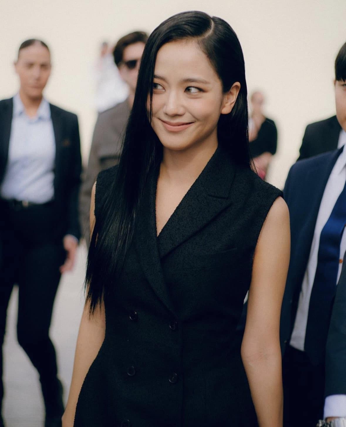 Ảnh không qua chỉnh sửa gây tranh luận giữa Jisoo (BlackPink) và Địch Lệ Nhiệt Ba ảnh 6