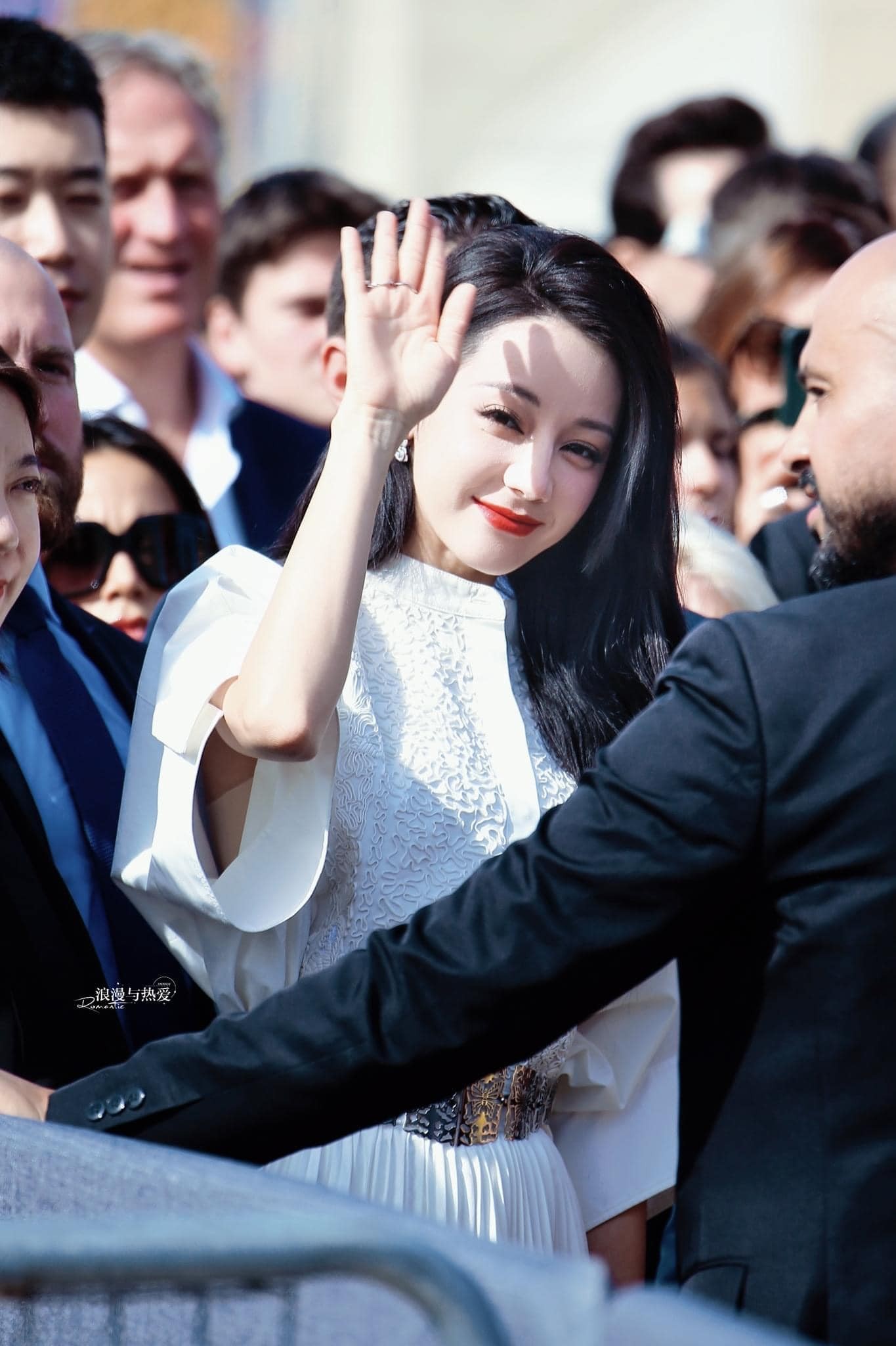 Ảnh không qua chỉnh sửa gây tranh luận giữa Jisoo (BlackPink) và Địch Lệ Nhiệt Ba ảnh 16
