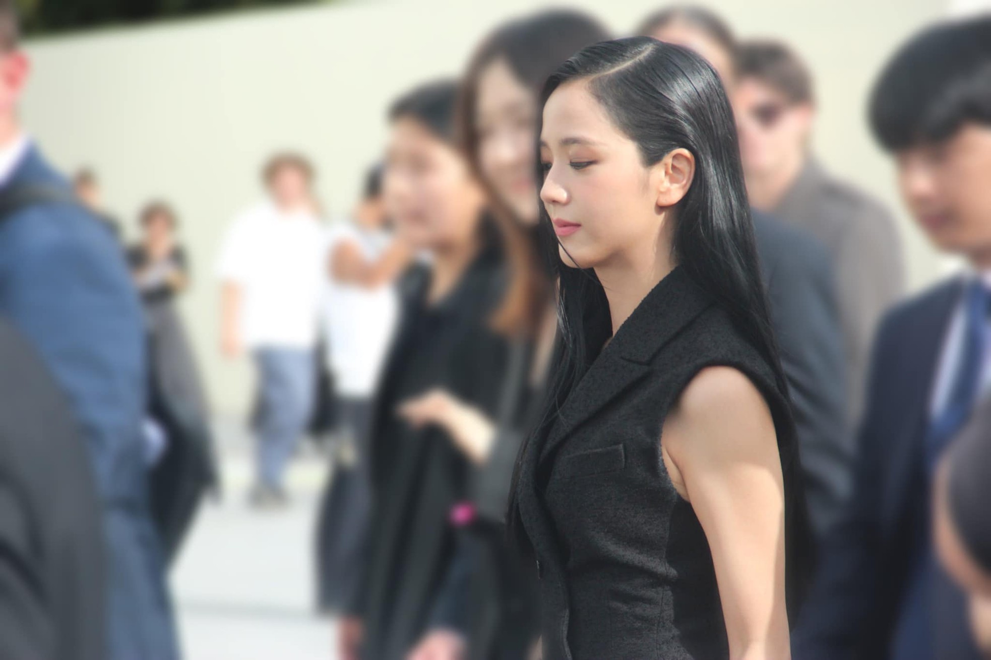 Ảnh không qua chỉnh sửa gây tranh luận giữa Jisoo (BlackPink) và Địch Lệ Nhiệt Ba ảnh 2