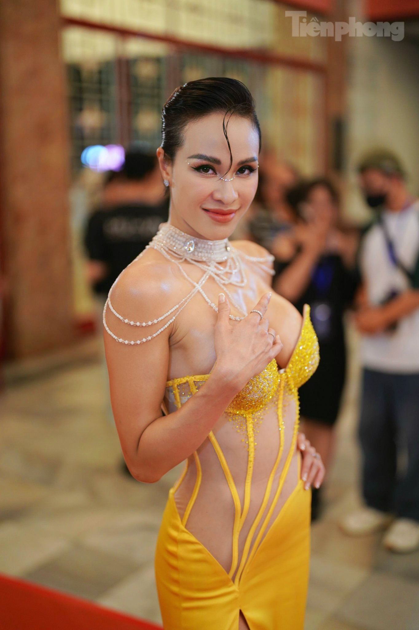 Dàn người đẹp diện váy cắt xẻ táo bạo trên thảm đỏ Miss Universe Vietnam 2023 ảnh 2
