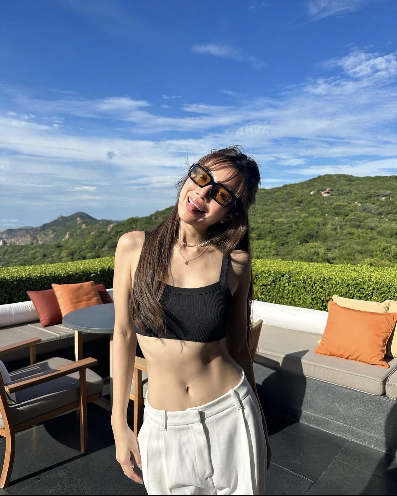 Mỹ nhân Thái Lan diện bikini thả dáng ở biển Ninh Thuận ảnh 1