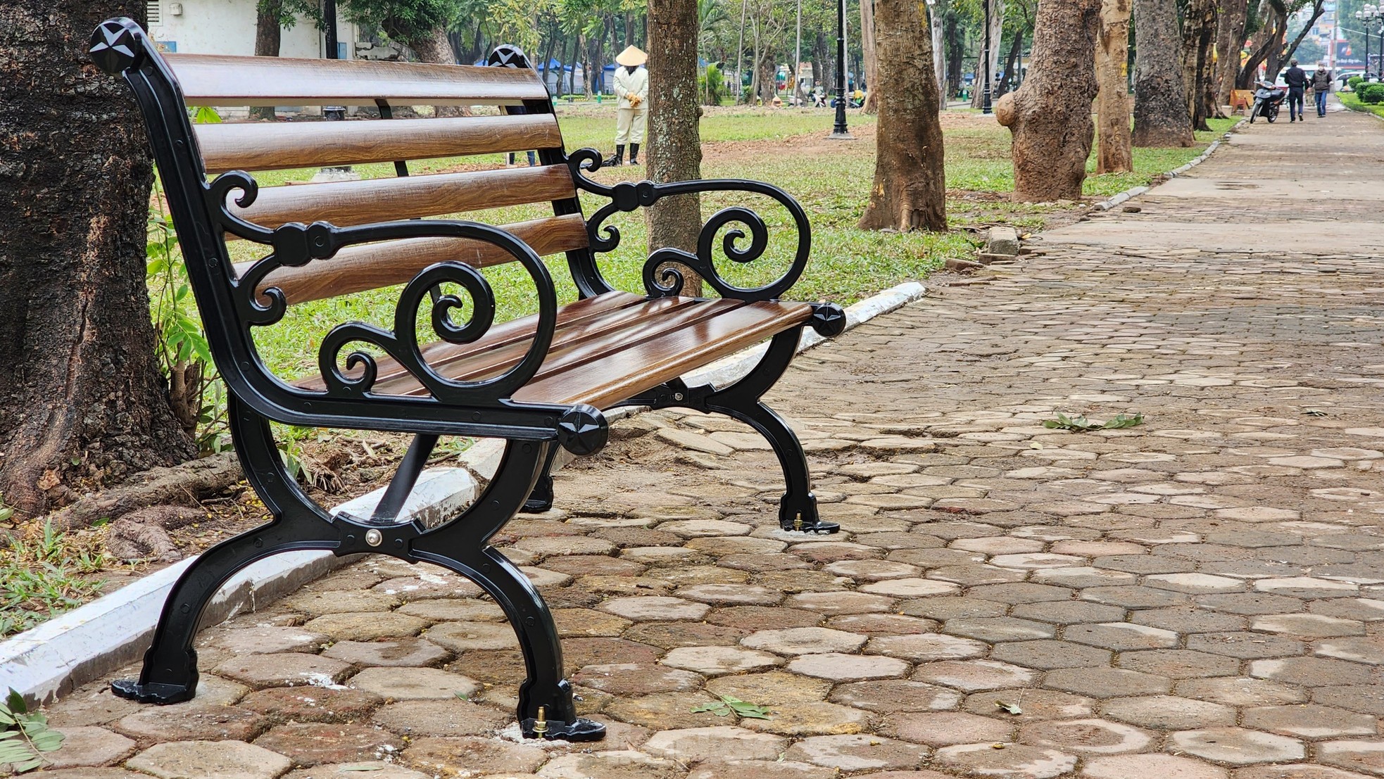 Không gian đi bộ phố Trần Nhân Tông trang hoàng rực rỡ trước giờ mở cửa ảnh 11