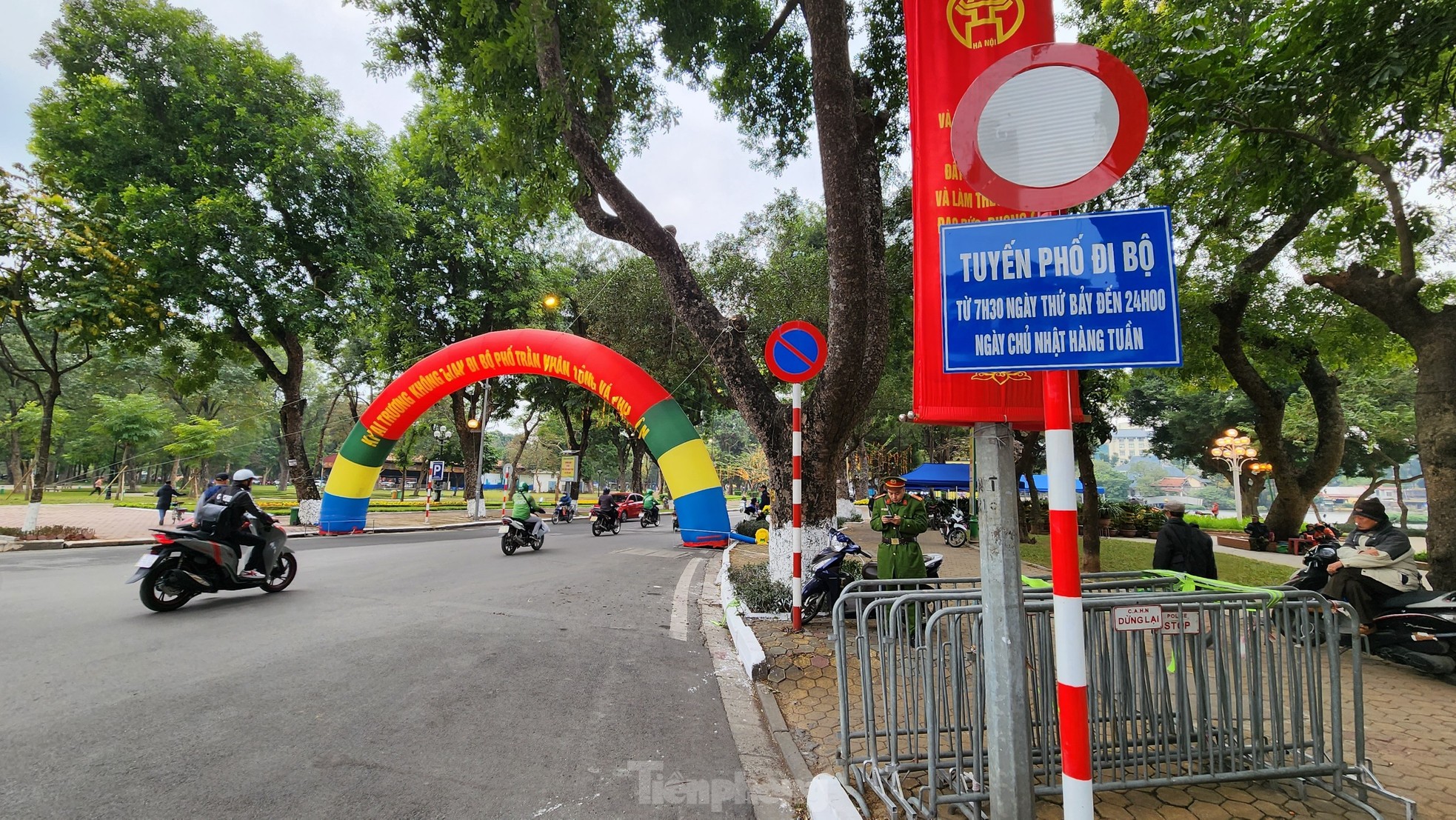 Không gian đi bộ phố Trần Nhân Tông trang hoàng rực rỡ trước giờ mở cửa ảnh 1