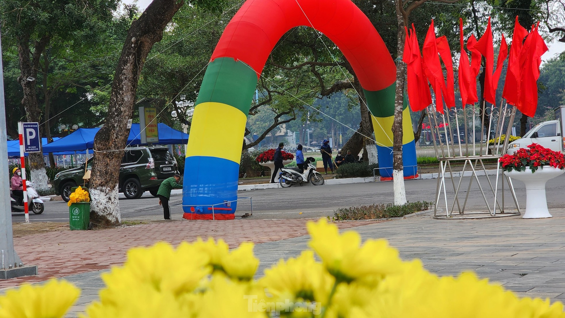 Không gian đi bộ phố Trần Nhân Tông trang hoàng rực rỡ trước giờ mở cửa ảnh 2