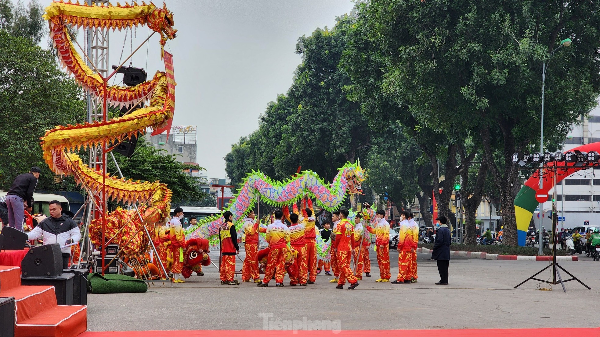 Không gian đi bộ phố Trần Nhân Tông trang hoàng rực rỡ trước giờ mở cửa ảnh 15