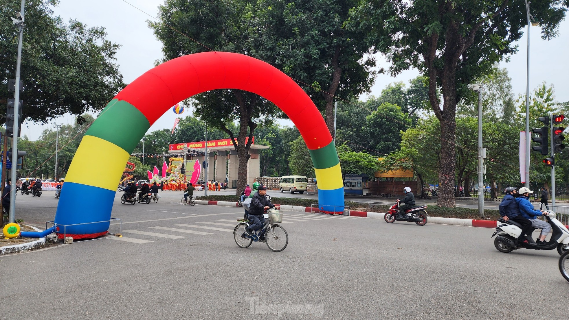 Không gian đi bộ phố Trần Nhân Tông trang hoàng rực rỡ trước giờ mở cửa ảnh 14