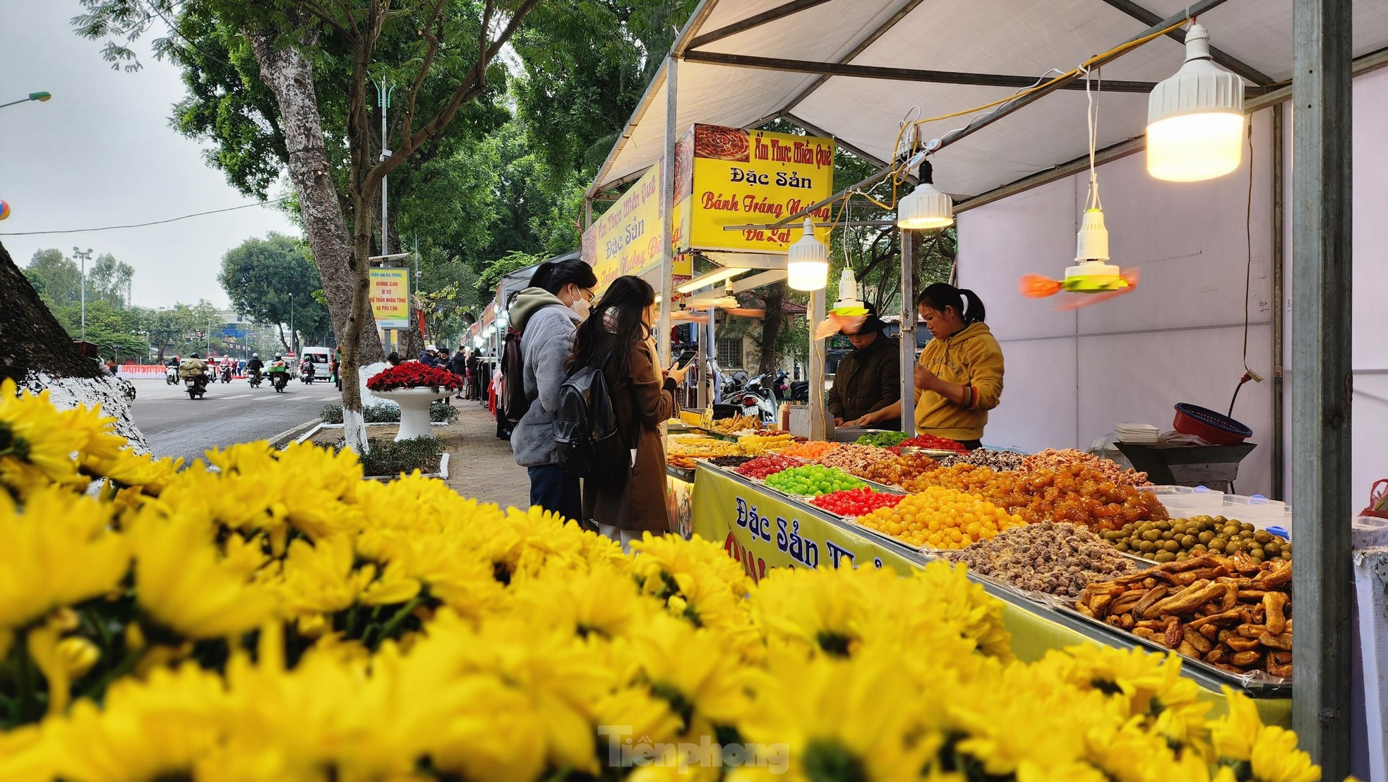 Không gian đi bộ phố Trần Nhân Tông trang hoàng rực rỡ trước giờ mở cửa ảnh 8