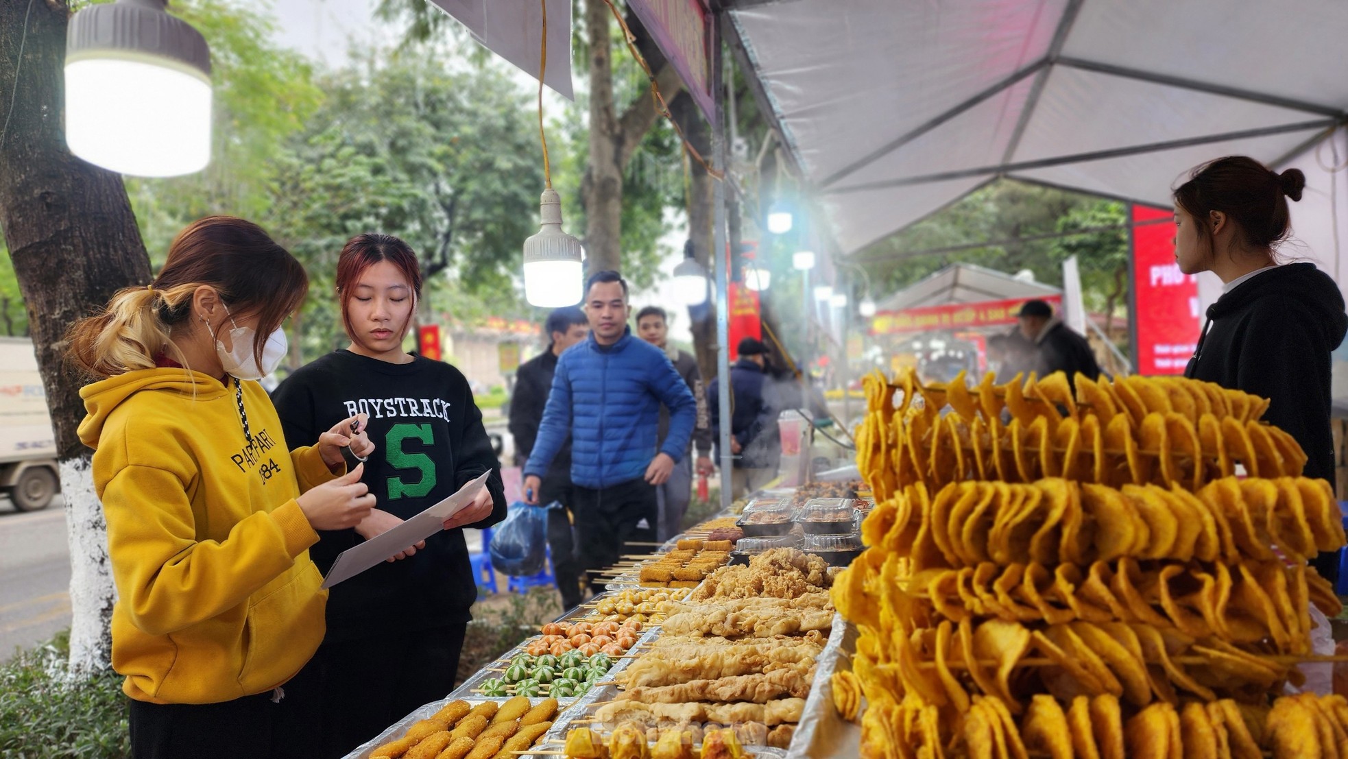 Không gian đi bộ phố Trần Nhân Tông trang hoàng rực rỡ trước giờ mở cửa ảnh 5