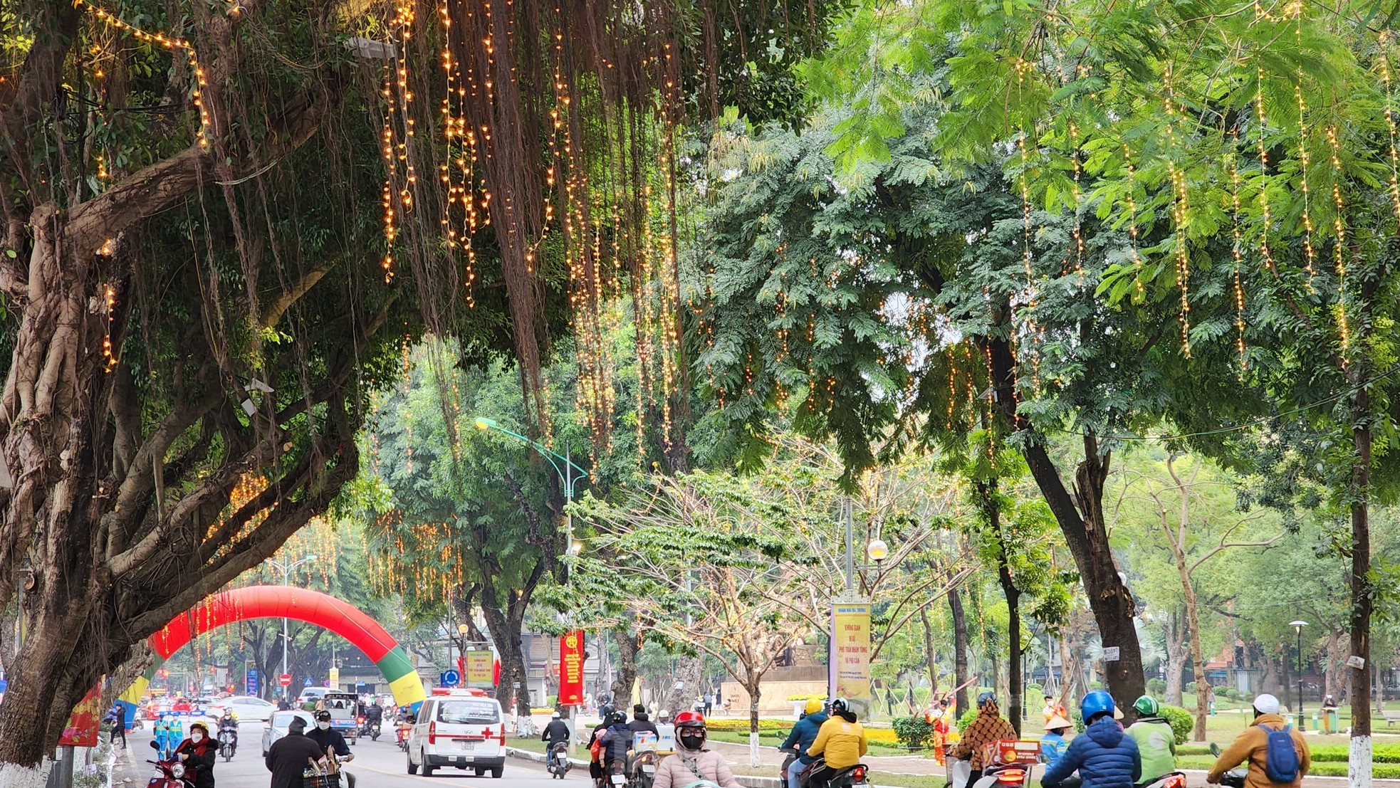 Không gian đi bộ phố Trần Nhân Tông trang hoàng rực rỡ trước giờ mở cửa ảnh 12