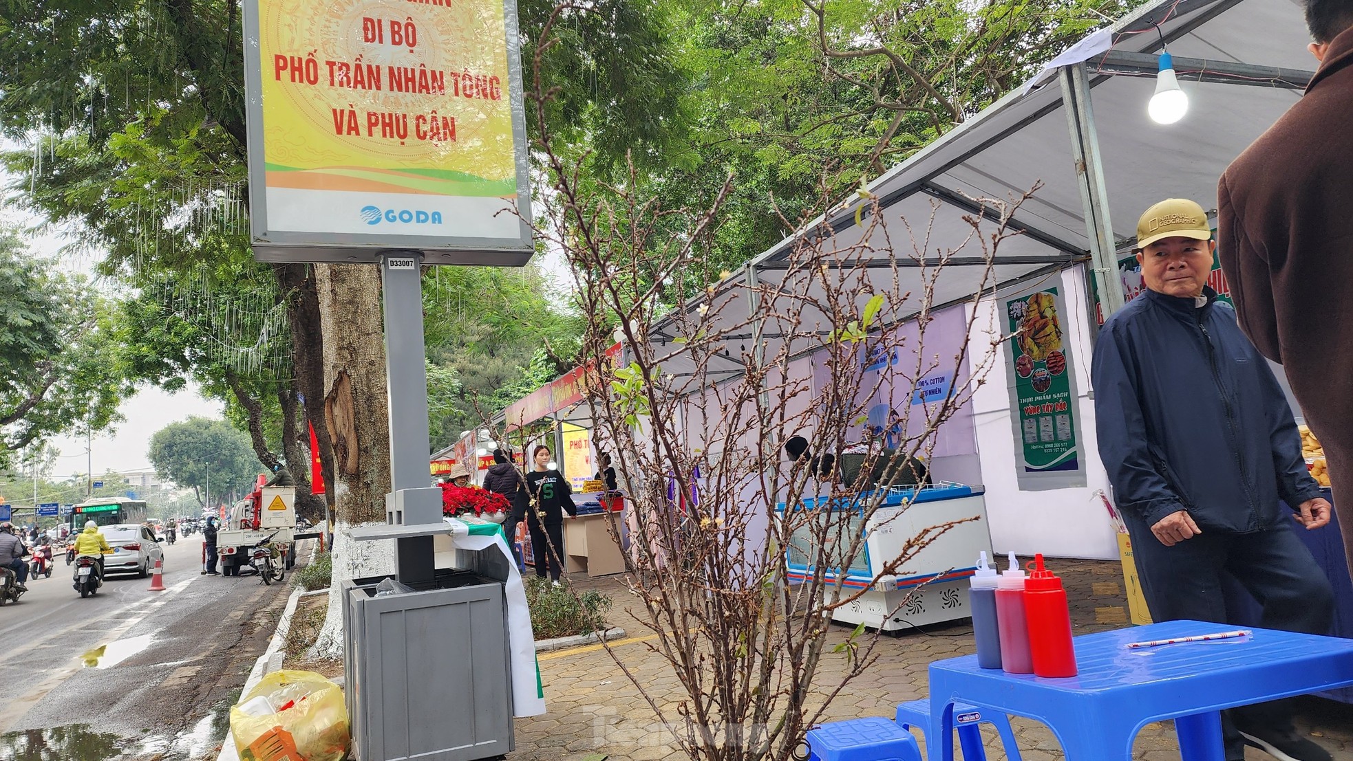 Không gian đi bộ phố Trần Nhân Tông trang hoàng rực rỡ trước giờ mở cửa ảnh 3