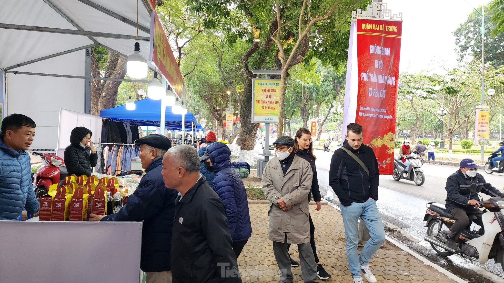 Không gian đi bộ phố Trần Nhân Tông trang hoàng rực rỡ trước giờ mở cửa ảnh 4