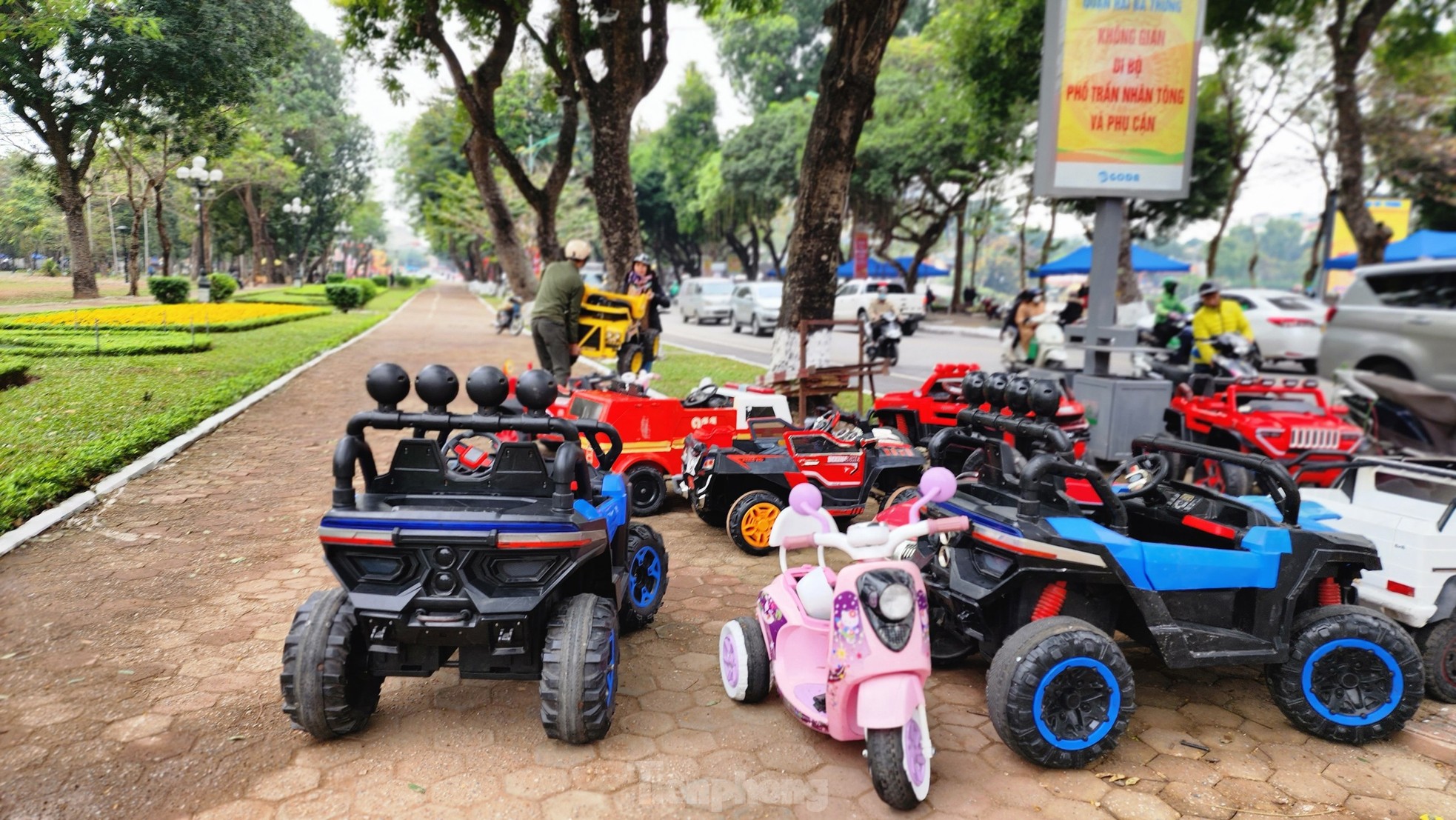 Không gian đi bộ phố Trần Nhân Tông trang hoàng rực rỡ trước giờ mở cửa ảnh 6