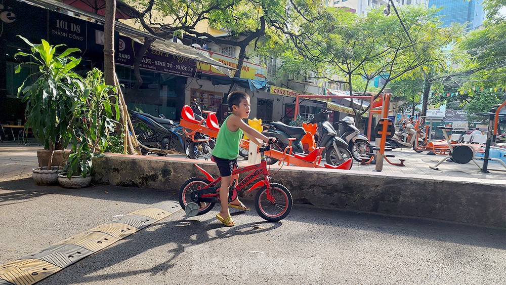 Cảnh lấn chiếm lộn xộn và nhếch nhác tại sân chơi khu tập thể Bắc Thành Công ảnh 12