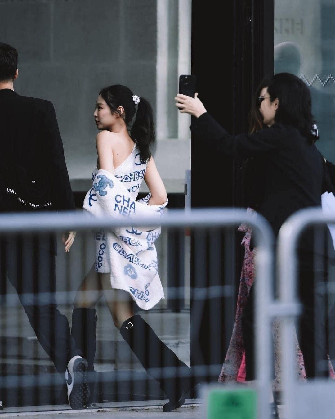Jennie BLACKPINK "bỏ bùa" Tuần lễ thời trang Paris bằng đôi vai quá đẹp ở show Chanel ảnh 3