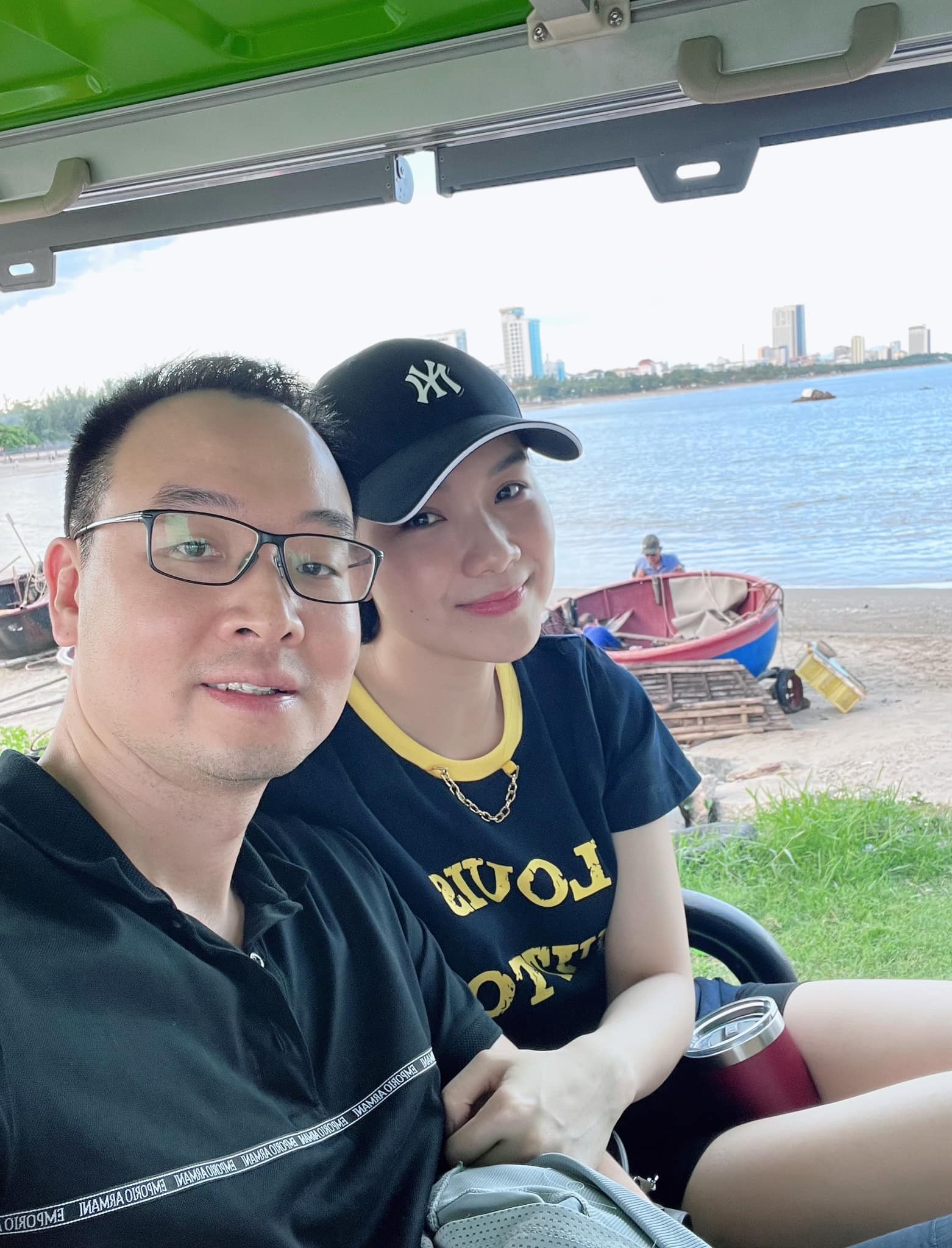 Showbiz 16/8: Ảnh đời thường của Hoa hậu Thùy Lâm và chồng tiến sĩ ảnh 1
