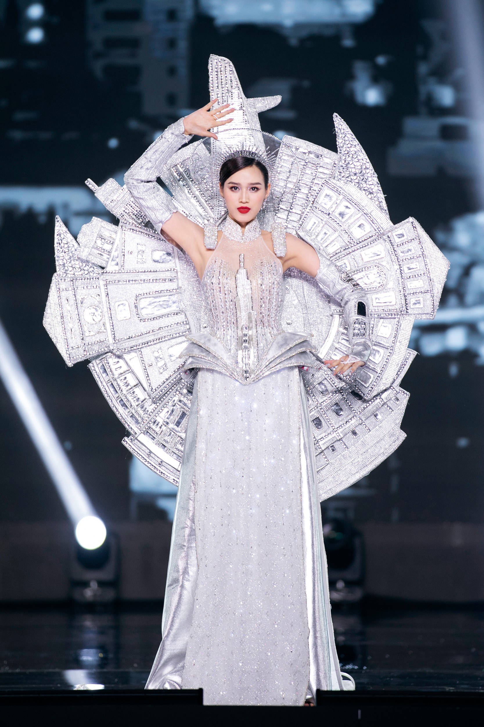 Showbiz 20/8: Trầy xước, bầm tím người vì trình diễn trang phục dân tộc ở Hoa hậu Hòa bình Việt Nam ảnh 1