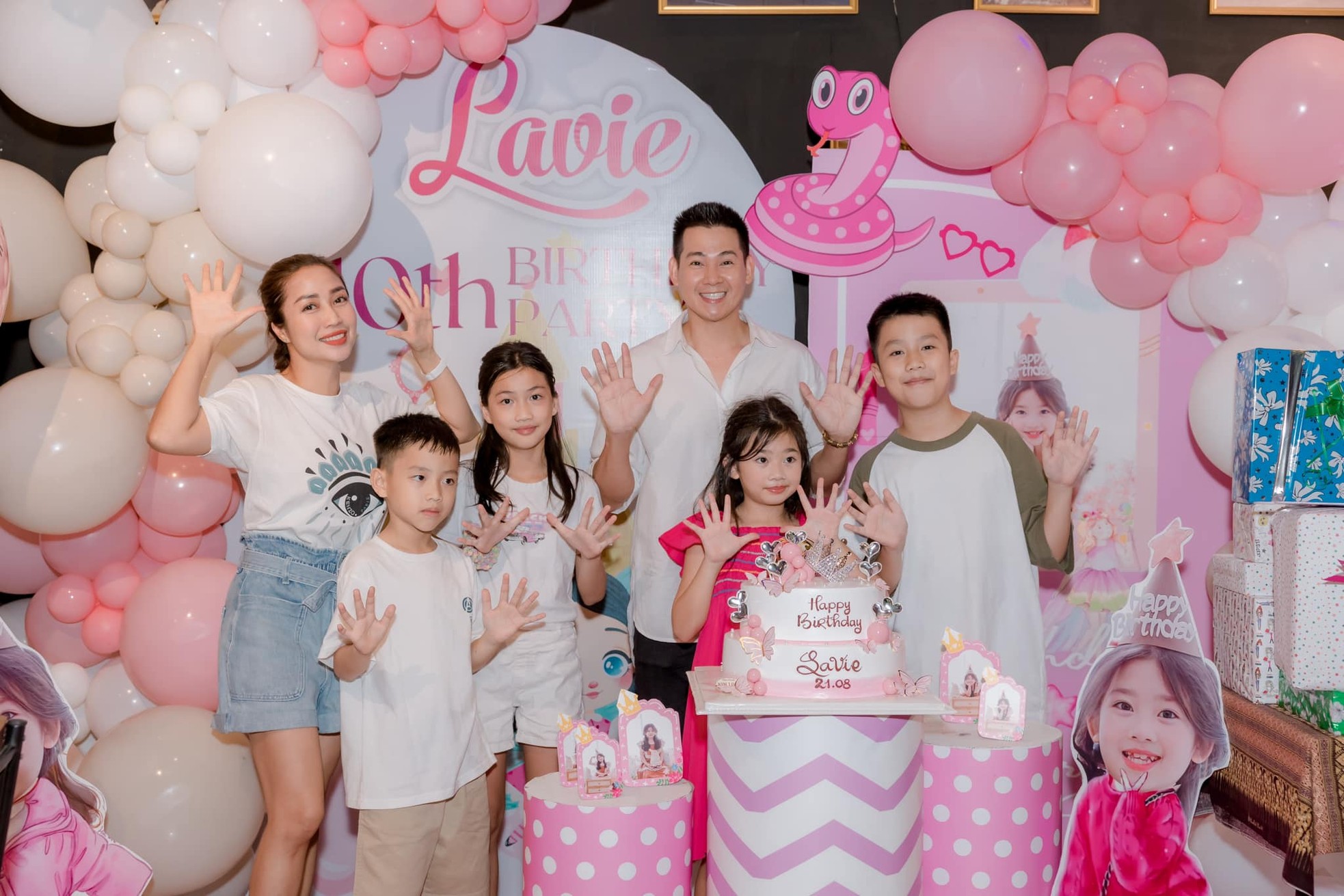Showbiz 21/8: Phùng Ngọc Huy bù đắp cho con gái sau 8 năm xa cách ảnh 1