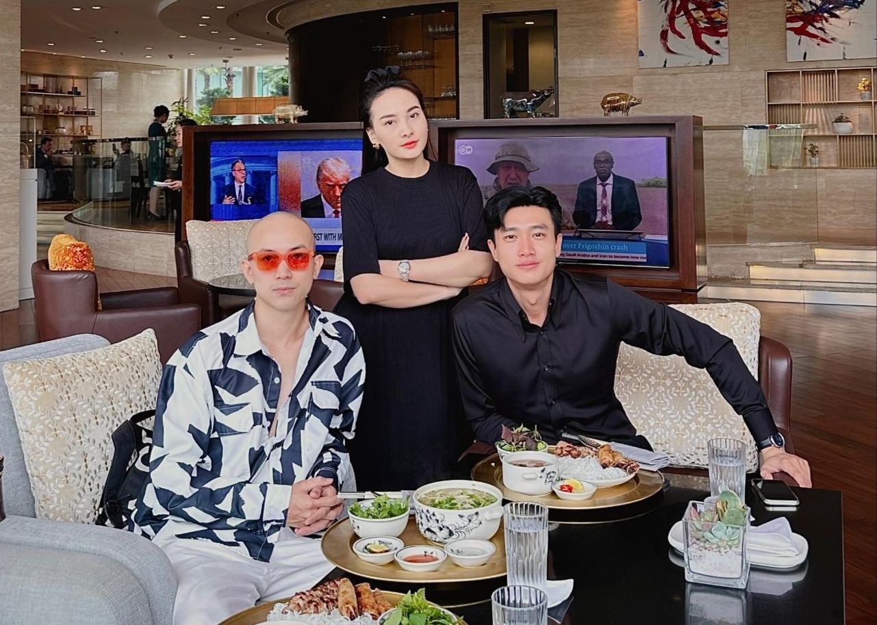 Showbiz 25/8: Dàn diễn viên phim ‘Về nhà đi con’ hội ngộ ảnh 1