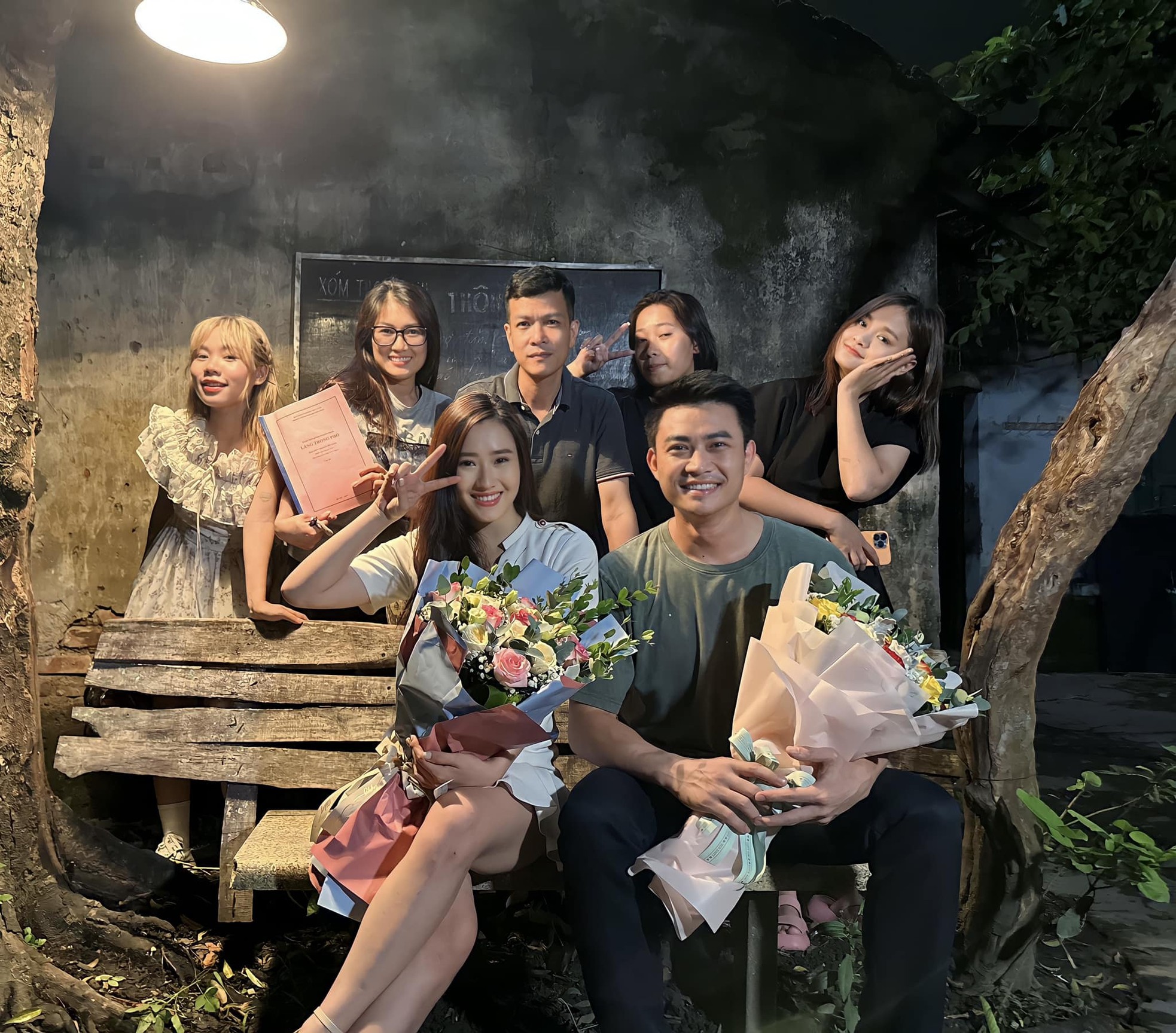 Showbiz 26/8: Hai diễn viên chia tay phim ‘Làng trong phố’ ảnh 1