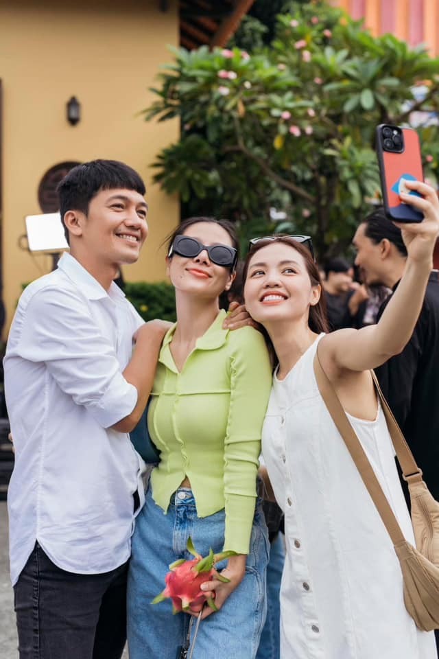 Showbiz 28/8: Đăng ảnh ôm bạn diễn nam đã có vợ con, Nam Thư nói gì? ảnh 2