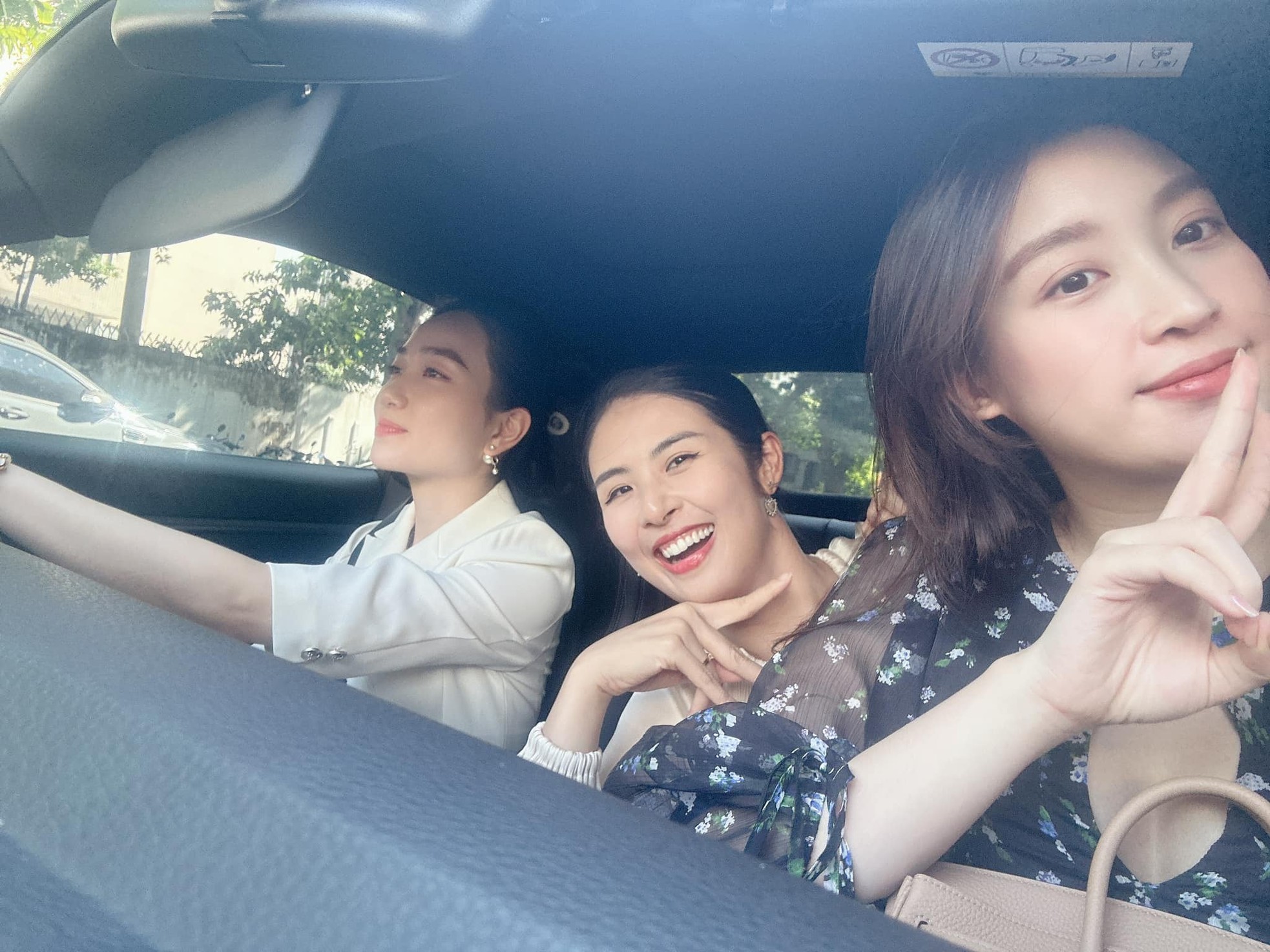Showbiz 30/8: Hoa hậu Đỗ Mỹ Linh xuất hiện sau sinh con ảnh 2