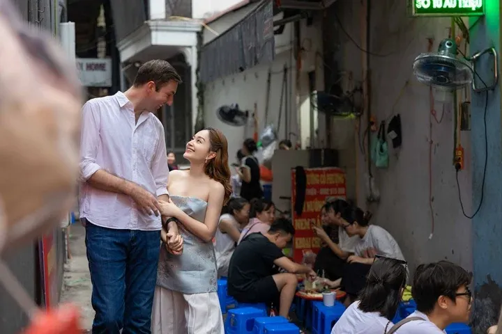 Showbiz 3/9: Lan Phương và chồng Tây dạo phố, ăn vặt vỉa hè ảnh 4