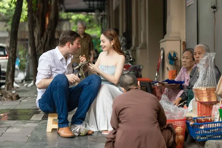 Showbiz 3/9: Lan Phương và chồng Tây dạo phố, ăn vặt vỉa hè ảnh 3