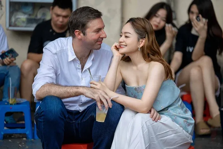 Showbiz 3/9: Lan Phương và chồng Tây dạo phố, ăn vặt vỉa hè ảnh 1
