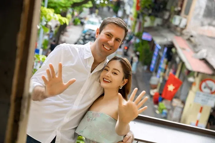 Showbiz 3/9: Lan Phương và chồng Tây dạo phố, ăn vặt vỉa hè ảnh 2