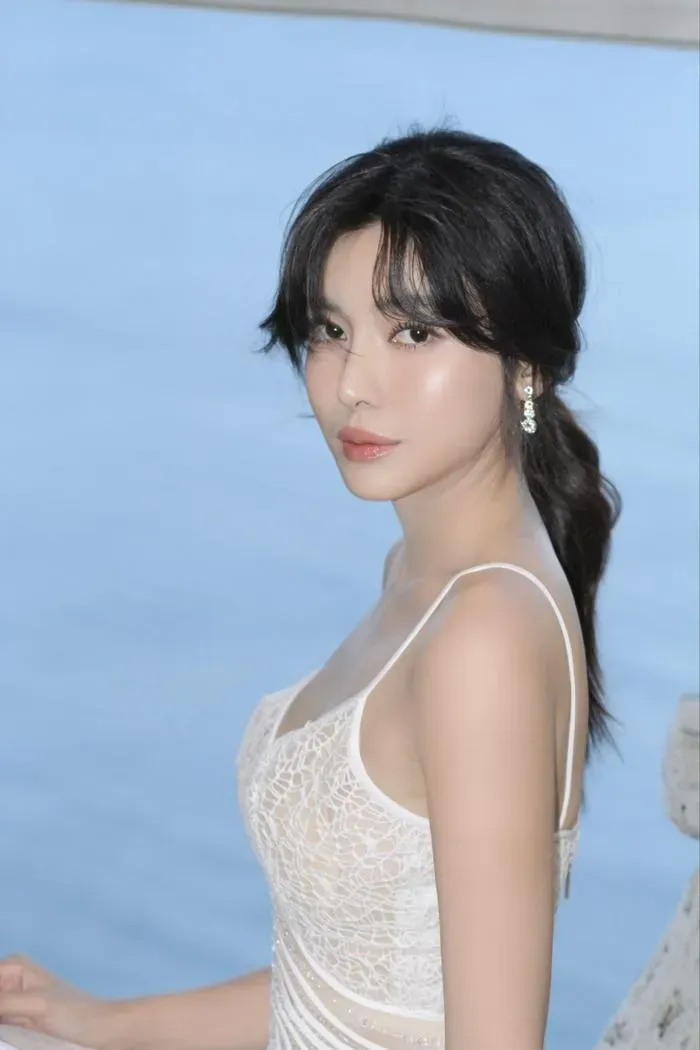 Showbiz 10/9: Hiếu Nguyễn hội ngộ mỹ nam Patrick, Huỳnh Hồng Loan xúc động khi ‘Mẹ rơm’ thắng lớn ảnh 4