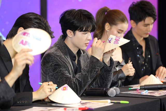 Showbiz 10/9: Hiếu Nguyễn hội ngộ mỹ nam Patrick, Huỳnh Hồng Loan xúc động khi ‘Mẹ rơm’ thắng lớn ảnh 2