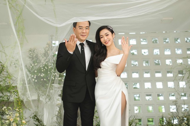 Showbiz 10/9: Hiếu Nguyễn hội ngộ mỹ nam Patrick, Huỳnh Hồng Loan xúc động khi ‘Mẹ rơm’ thắng lớn ảnh 5