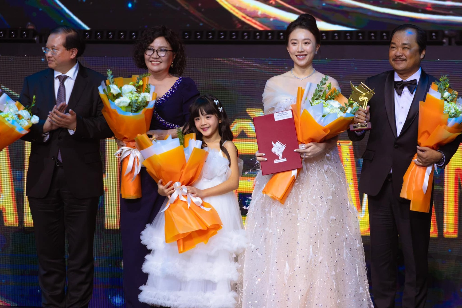 Showbiz 10/9: Hiếu Nguyễn hội ngộ mỹ nam Patrick, Huỳnh Hồng Loan xúc động khi ‘Mẹ rơm’ thắng lớn ảnh 3