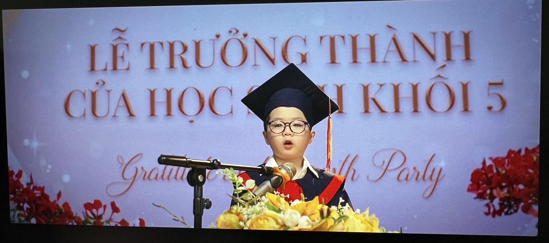 'Gia đình mình vui bất thình lình': Kết thúc khiên cưỡng, ép phải vui ảnh 1