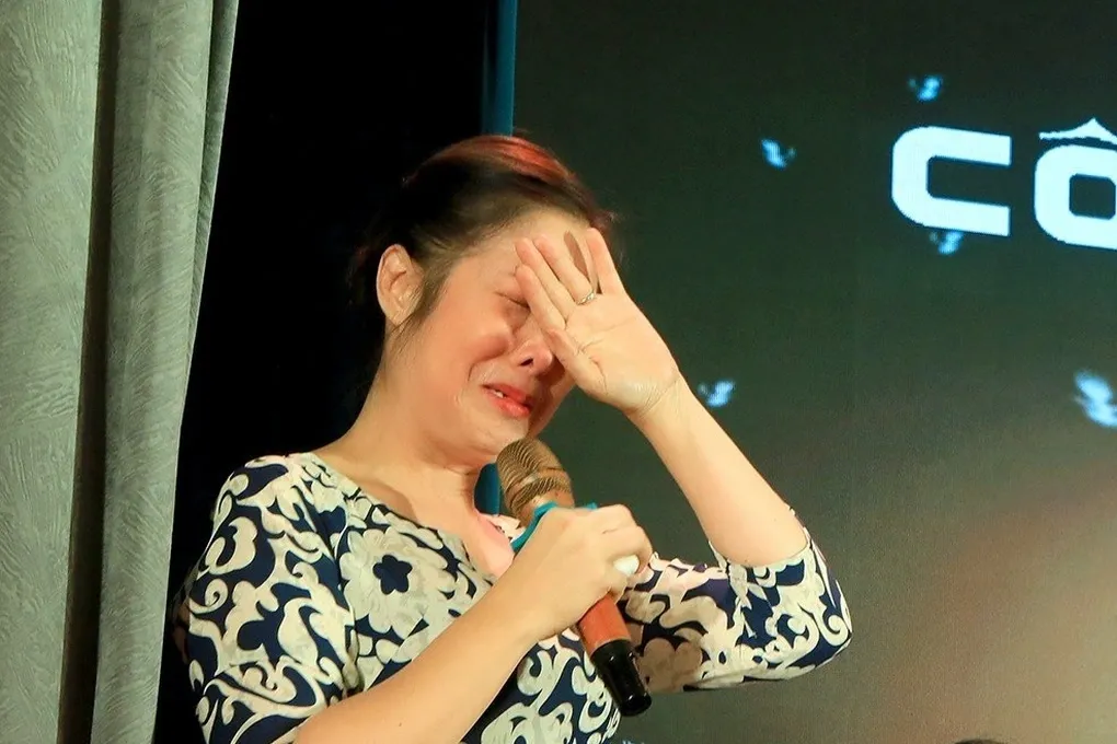 Showbiz 16/9: NSND Hồng Vân bật khóc nức nở trên sân khấu ảnh 1