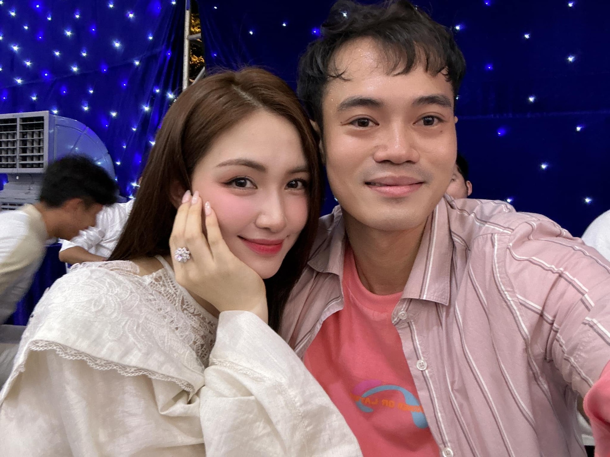 Showbiz 26/9: Văn Toàn và Hòa Minzy ‘tạo scandal’ ảnh 1