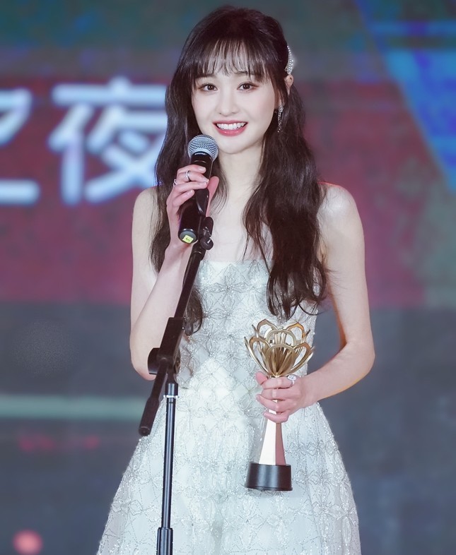 Showbiz 27/9: Hoa hậu Tiểu Vy mua nhà mặt phố cho bố mẹ ở tuổi 23 ảnh 4