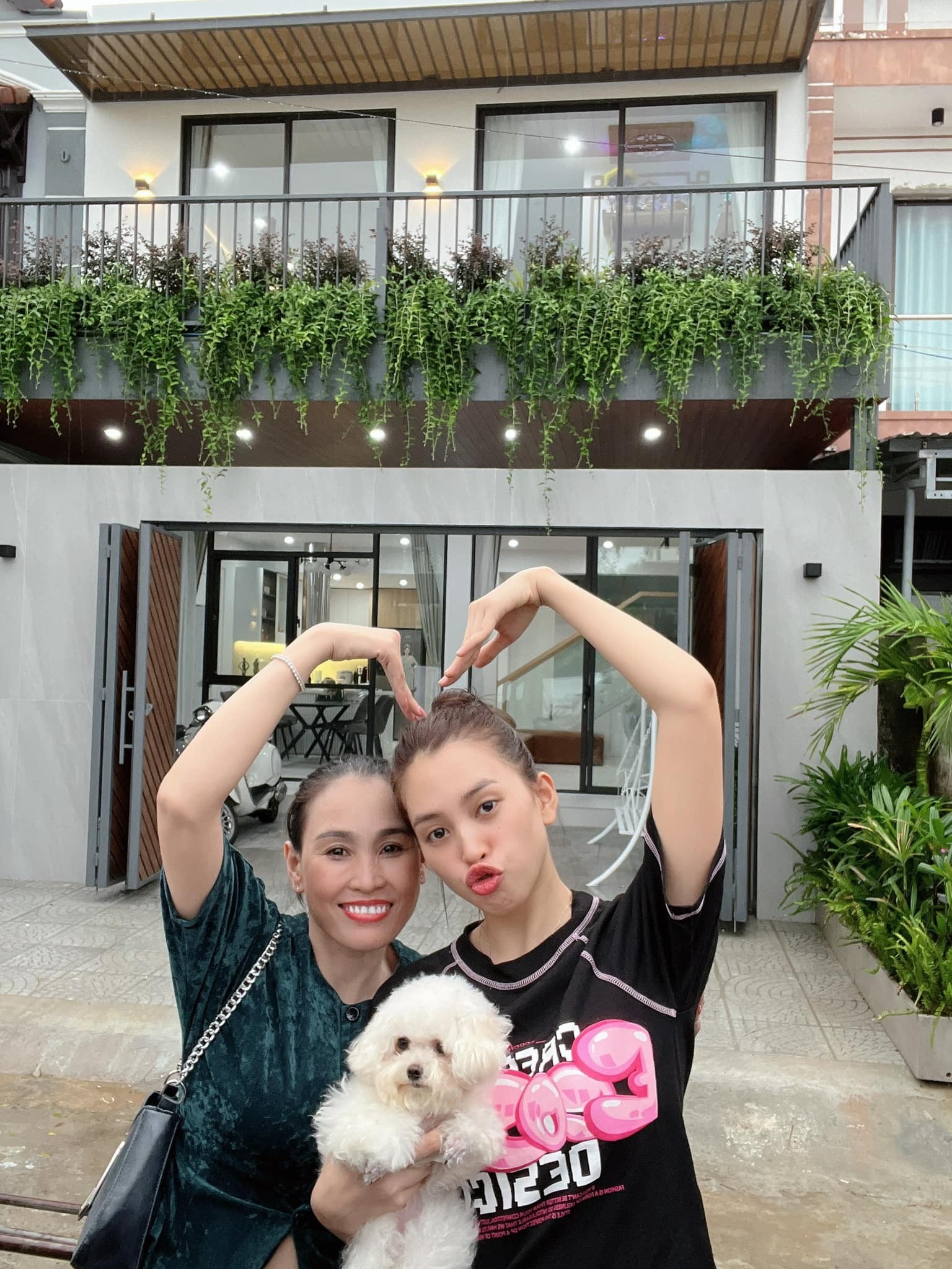 Showbiz 27/9: Hoa hậu Tiểu Vy mua nhà mặt phố cho bố mẹ ở tuổi 23 ảnh 2