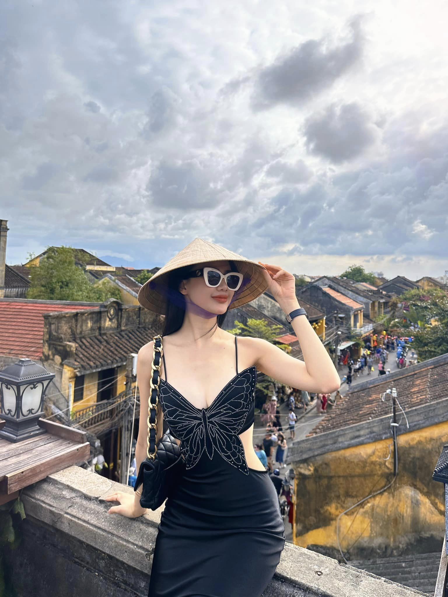 Ảnh đời thường nóng bỏng của Bùi Quỳnh Hoa vừa đăng quang Miss Universe Vietnam ảnh 10