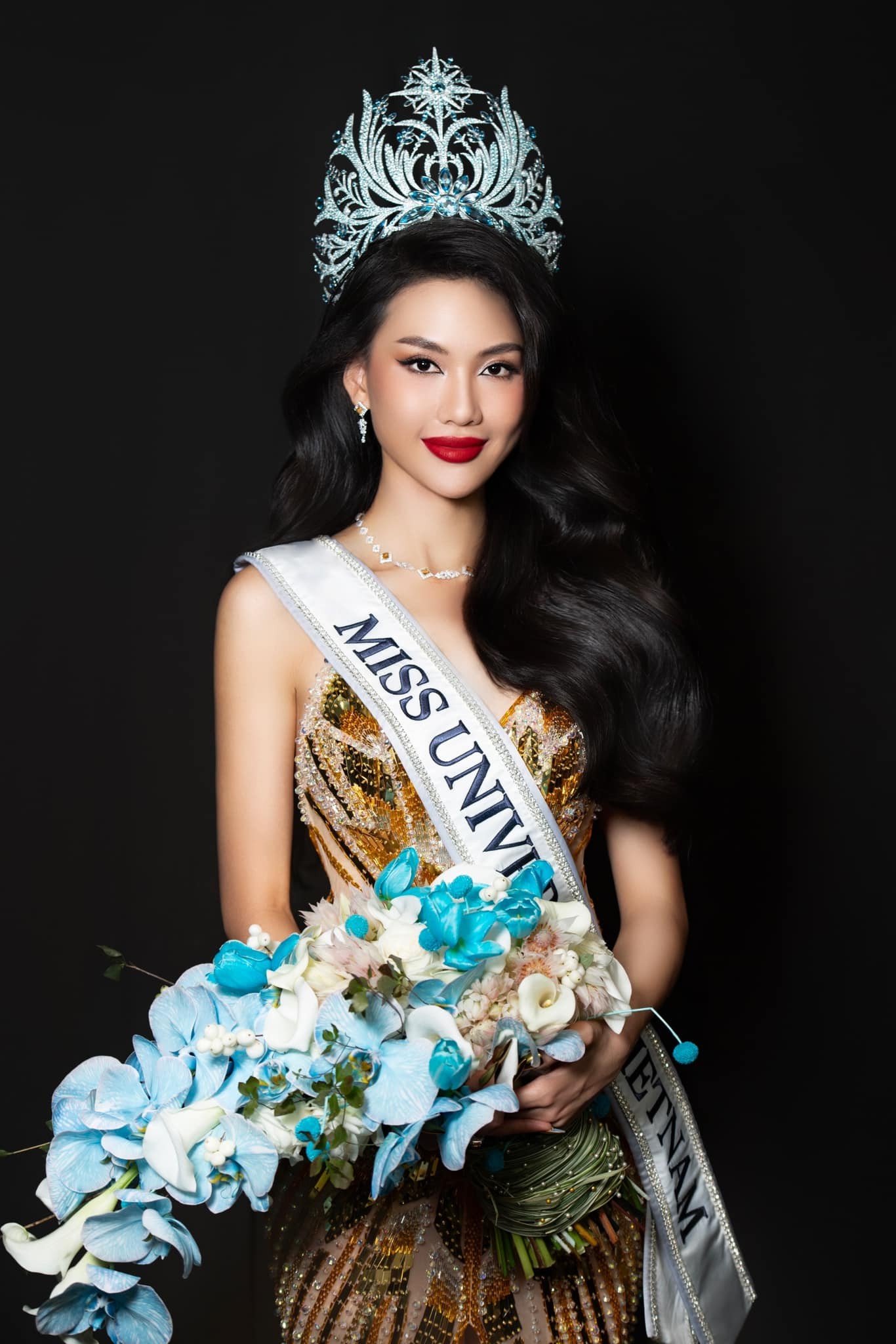 Showbiz 1/10: Hoa hậu Bùi Quỳnh Hoa trải lòng sau đăng quang ảnh 1